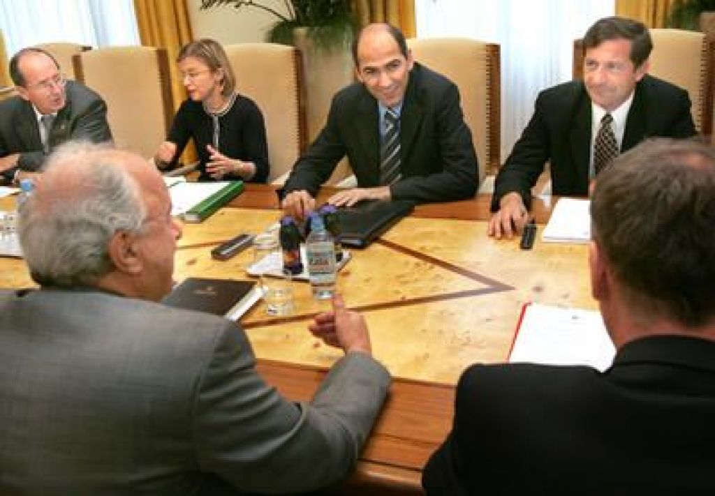 Vlada pocenila in poenostavila življenje