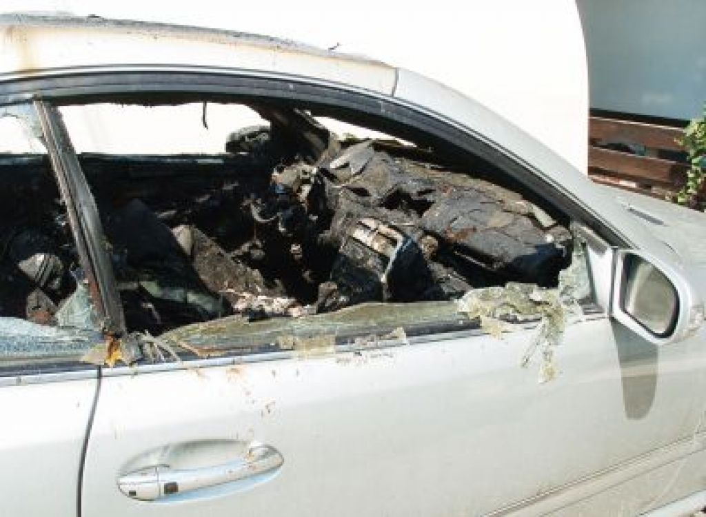 Kdo je zažgal Karičev mercedes?