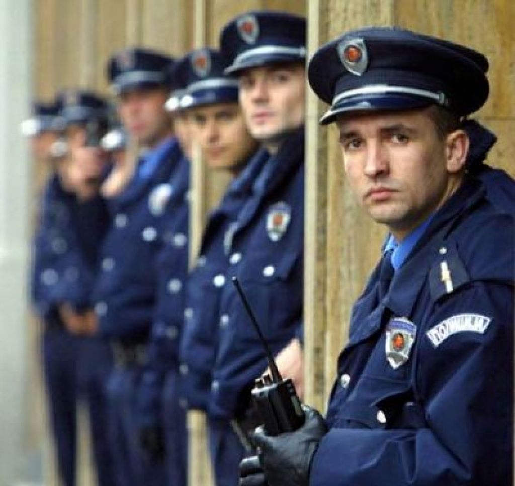 Za poboj Albancev aretirali skupino policistov