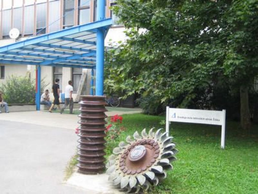 Dijak pretepel sošolca in ravnatelja
