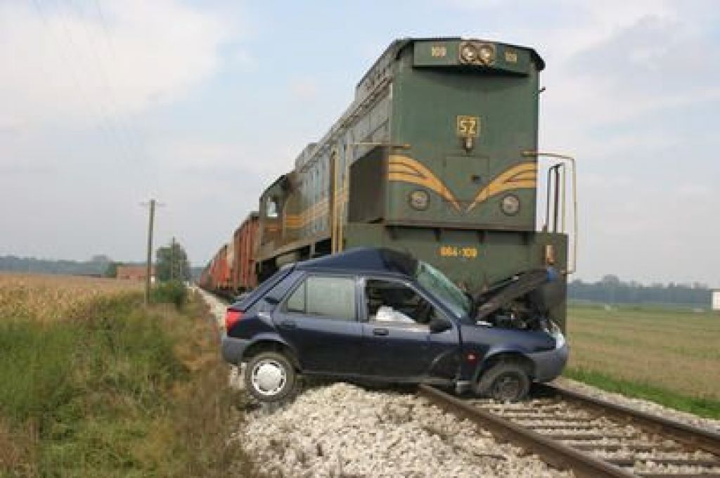Tovorni vlak na prehodu trčil v avto