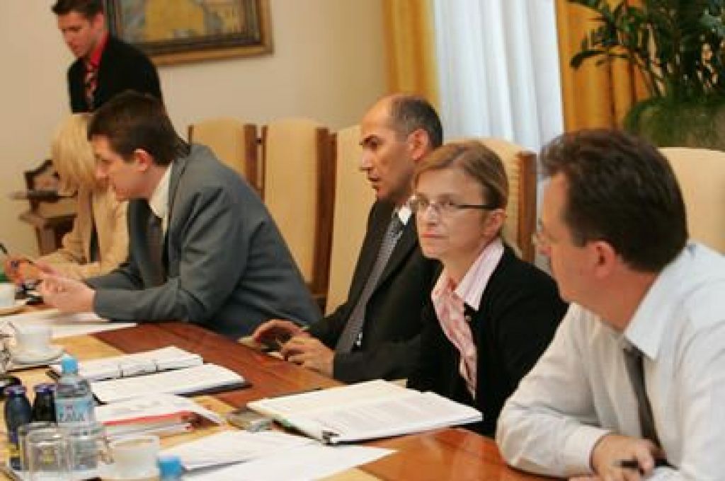Vlada prepočasi odloča o sprejemanju reform