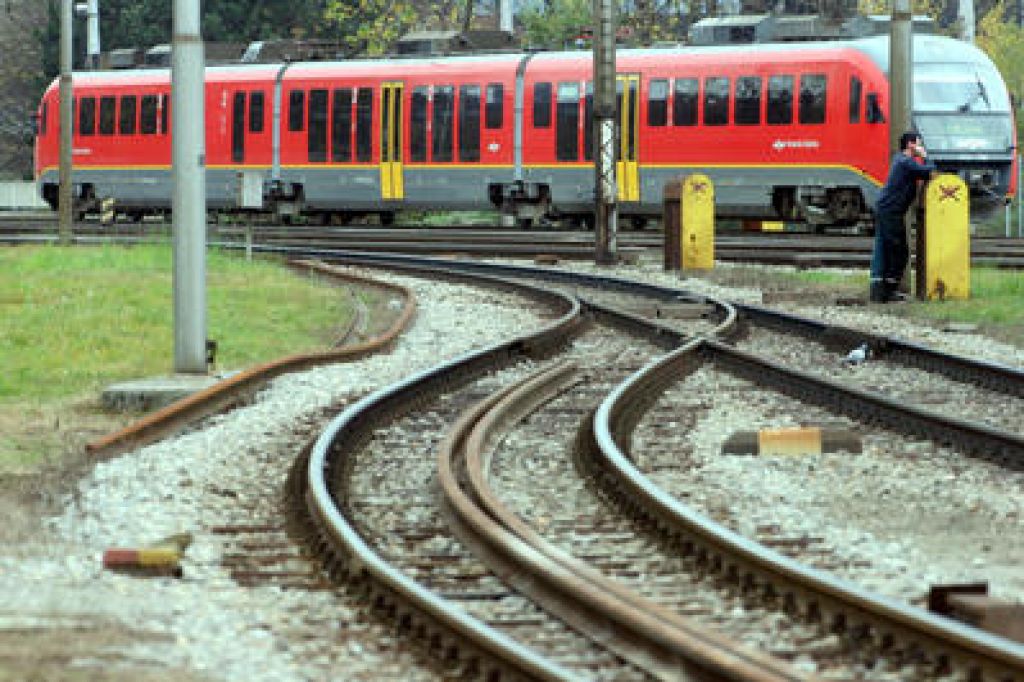 Vlak povozil 15-letno Ljubljančanko