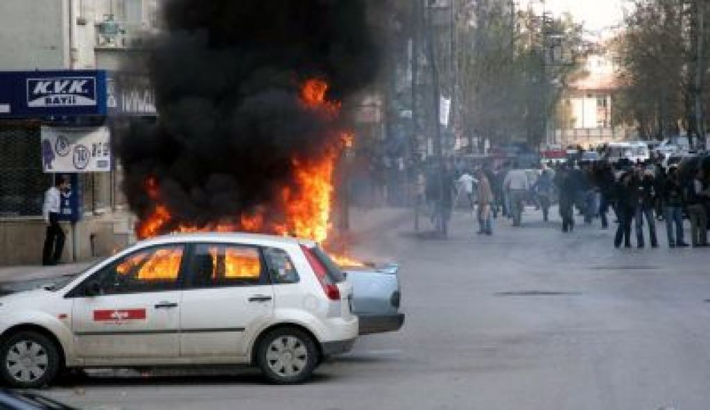 Krvav spopad kurdskih upornikov s policijo