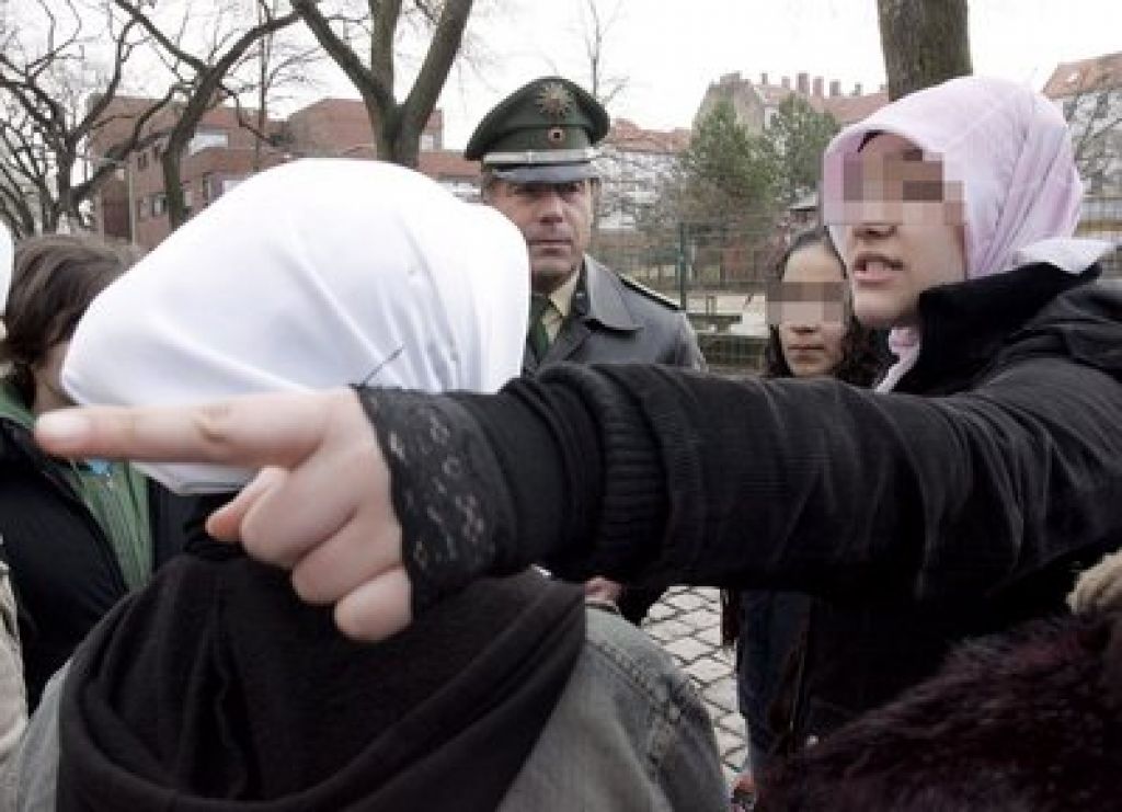 Pristaši nemške radikalne desnice netijo nasilje