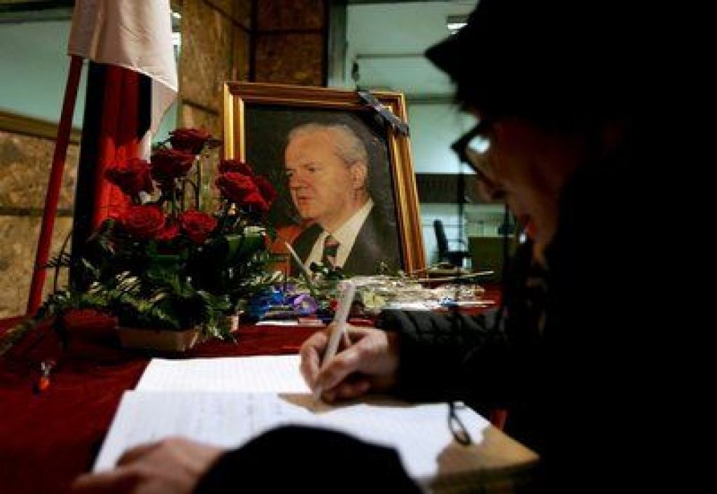 Cvetje in sveče za Miloševića na Dedinju