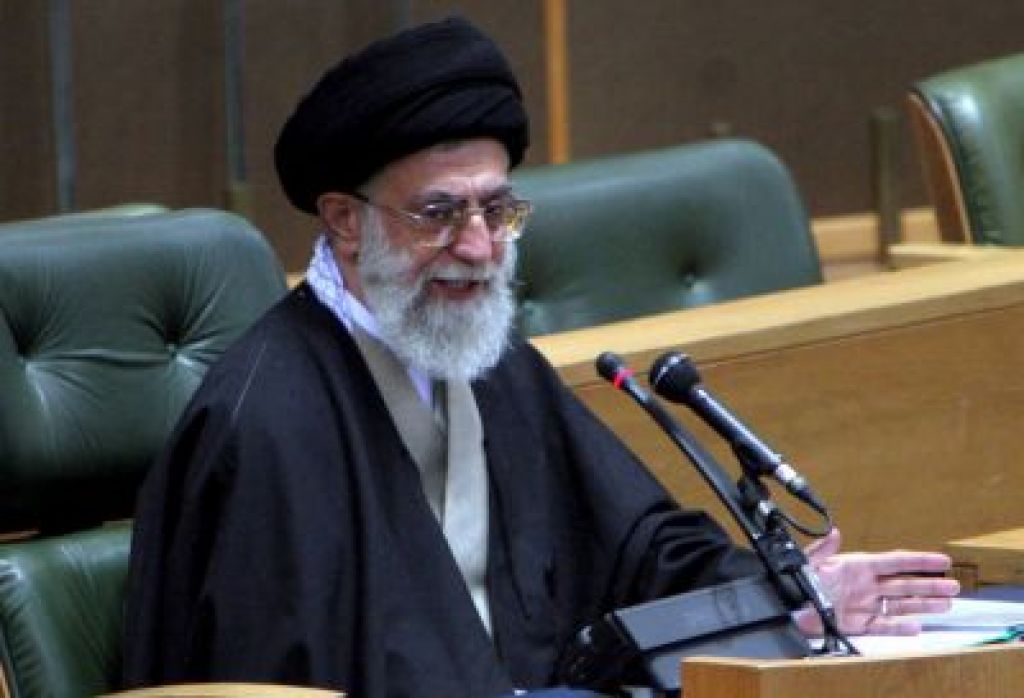 Hamenej: Iran se bo branil z vsemi sredstvi