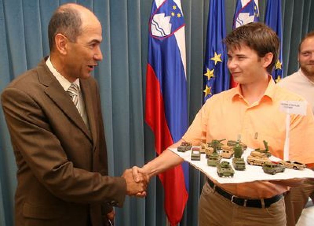 Janša mladim ni ostal dolžen