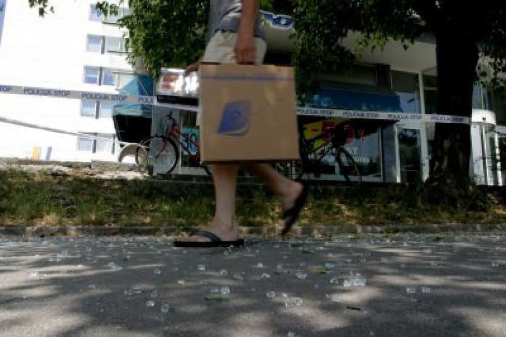 Padec steklene plošče pripisujejo vandalizmu