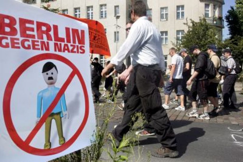 Skrajni desničarji na pohodu v spomin na Hessa