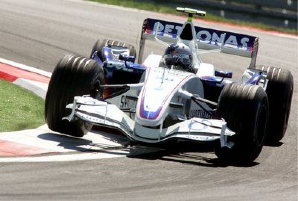 Novinec Vettel pokazal zobe