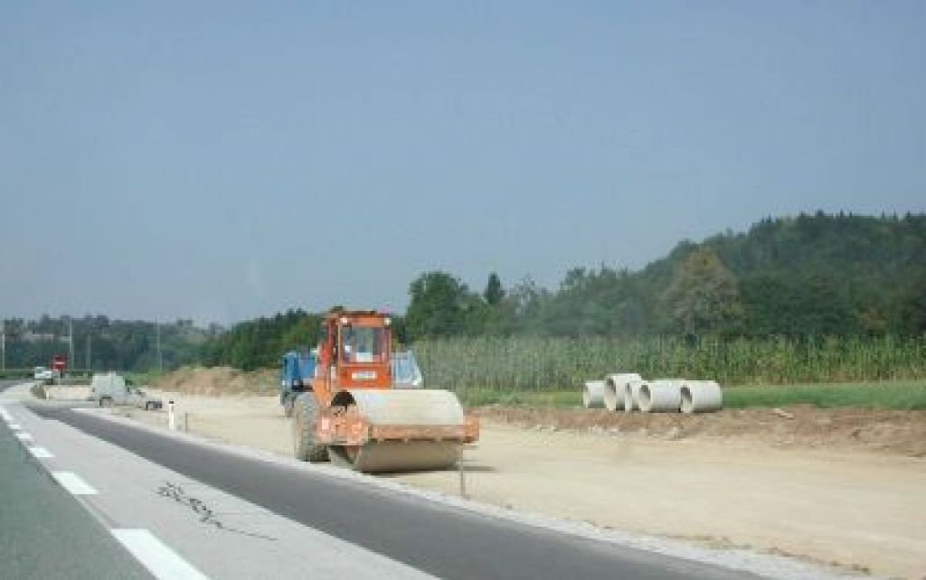 Izgradnja ceste prek Rebrnic zamuja