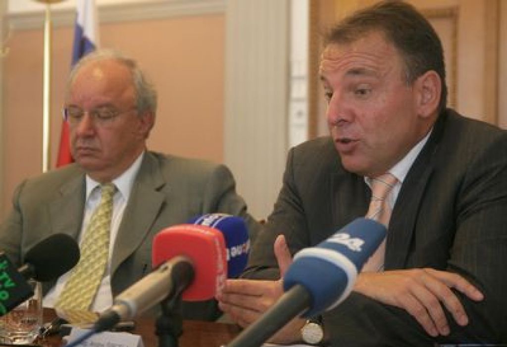 Davčni zakoni uspešno prestali prvo obravnavo
