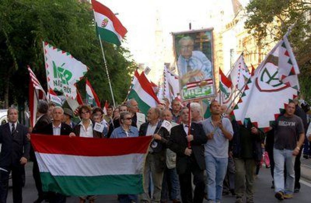 Na ulicah Budimpešte na tisoče protestnikov