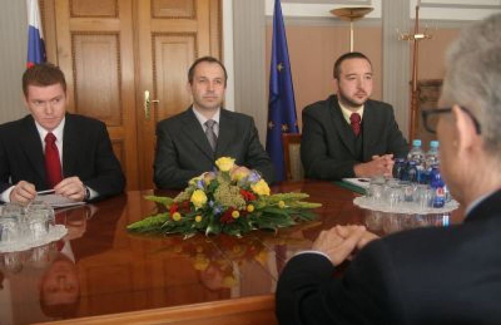 O odprtih vprašanjih islamske skupnosti