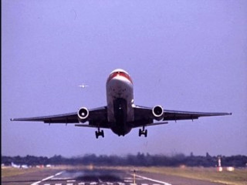 V Indoneziji izginilo letalo z okoli sto potniki