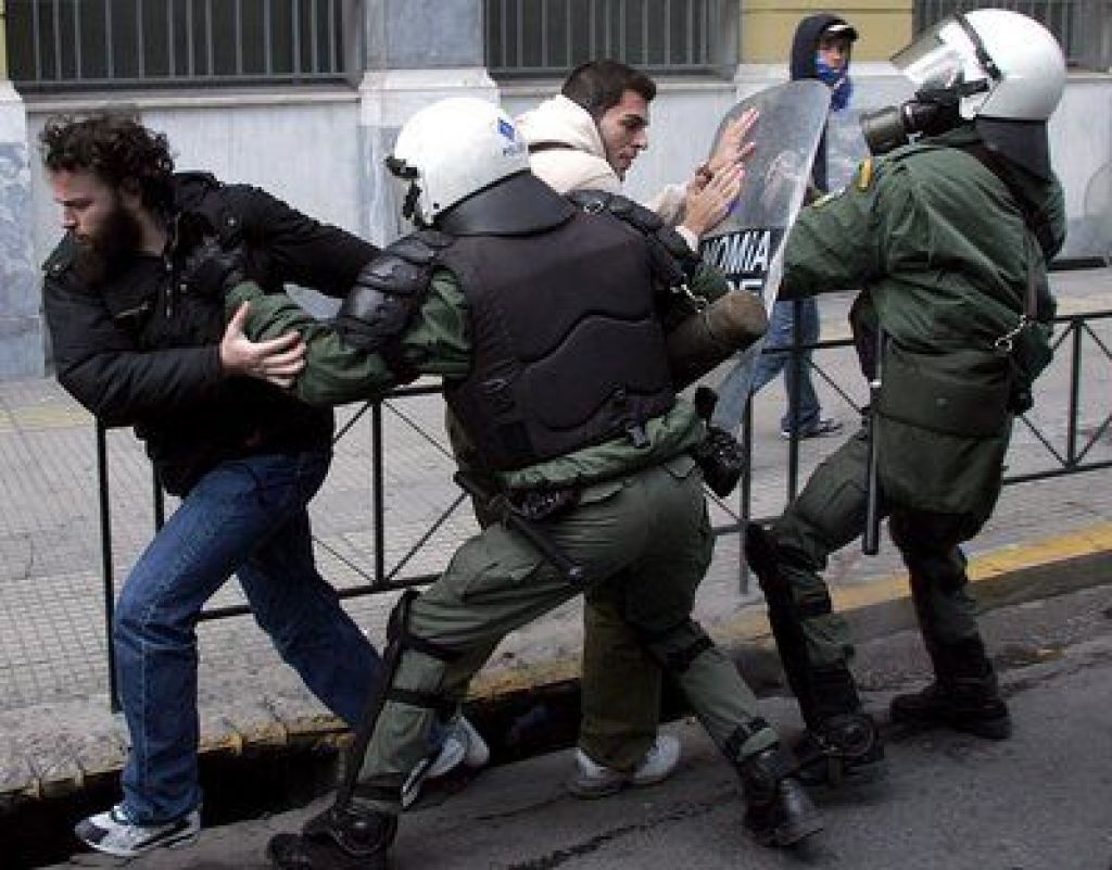 Trije policisti ranjeni med izgredi v Grčiji