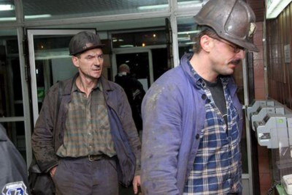 Eksplozija ubila 71 rudarjev, več sto še zasutih