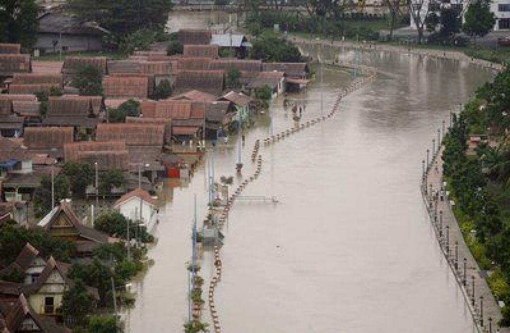 Zaradi poplav 80.000 ljudi brez domov