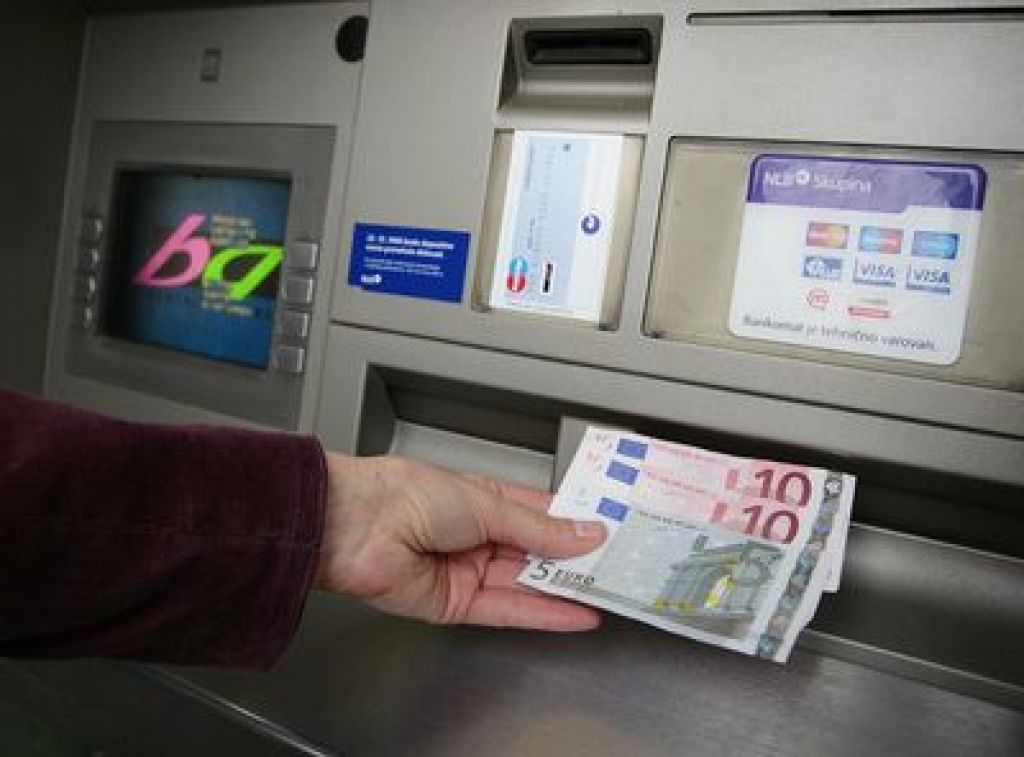 Policija poziva k previdnosti pri uporabi bankomatov