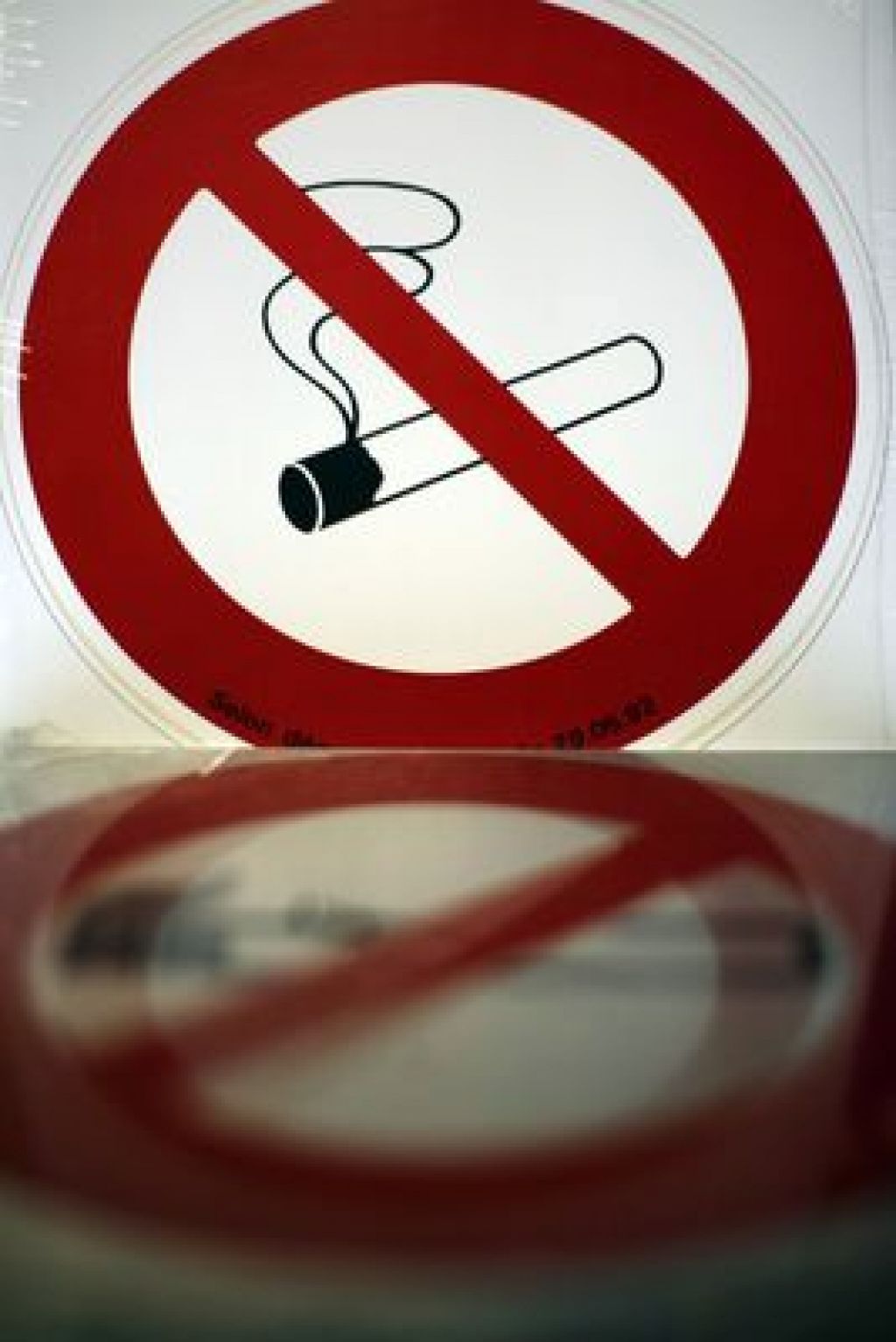 Bruselj poziva k prepovedi cigarete v službi in baru