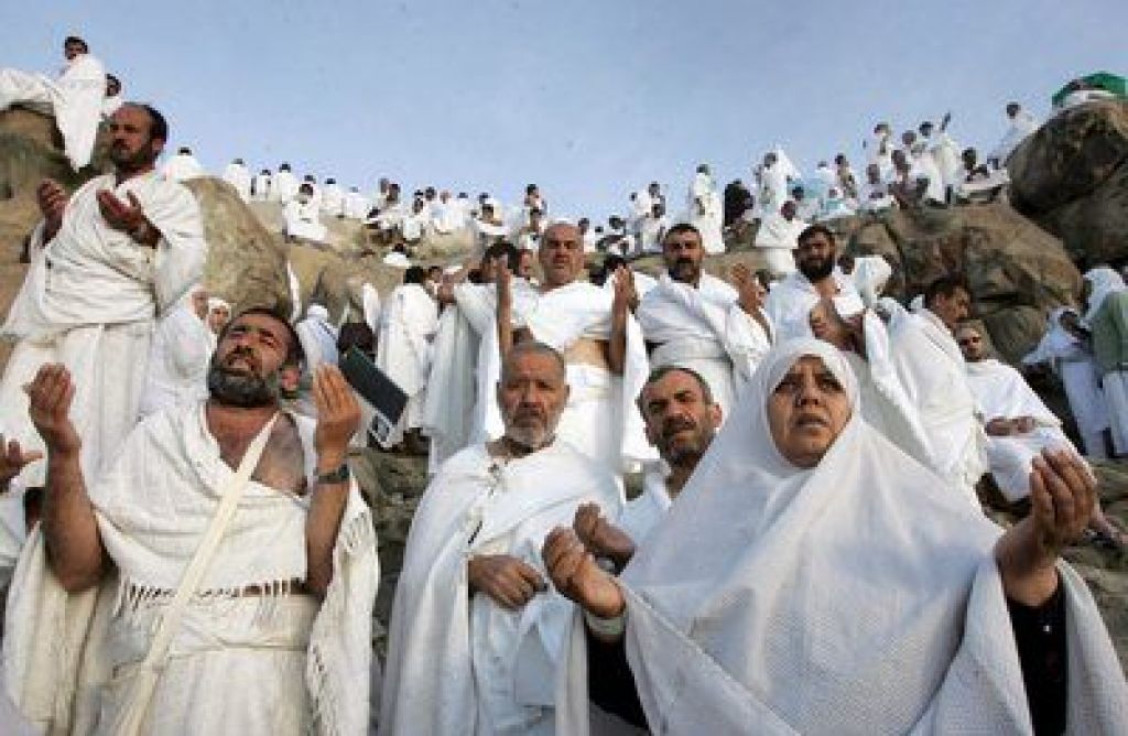 Muslimanski romarji še na zadnjem obredu hadža v Meki