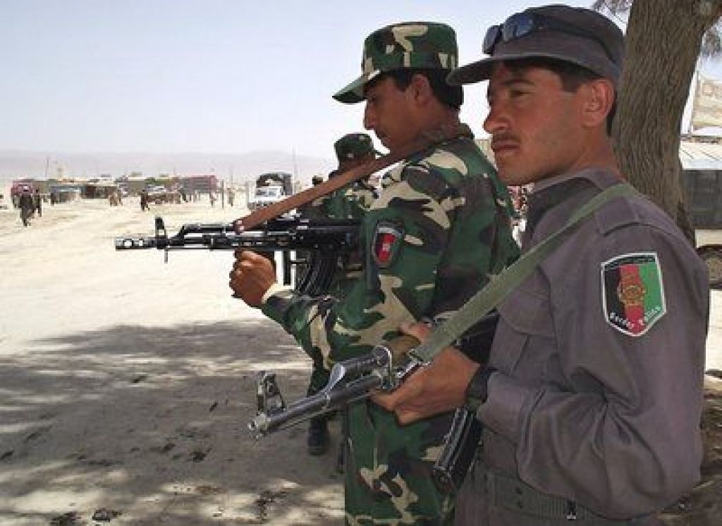 V spopadih v Afganistanu ubitih najmanj 27 upornikov