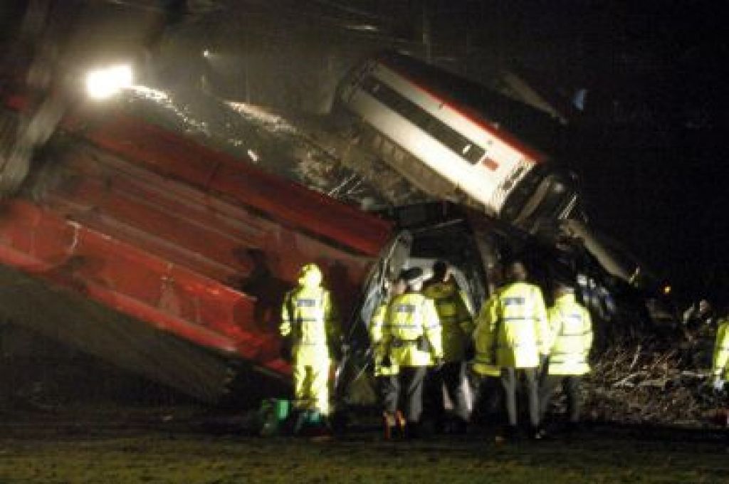 Iztirjeni britanski vlak pokopal najmanj eno osebo