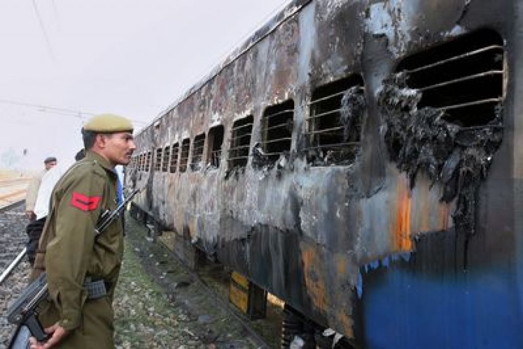 V eksploziji na vlaku v Indiji najmanj 66 mrtvih
