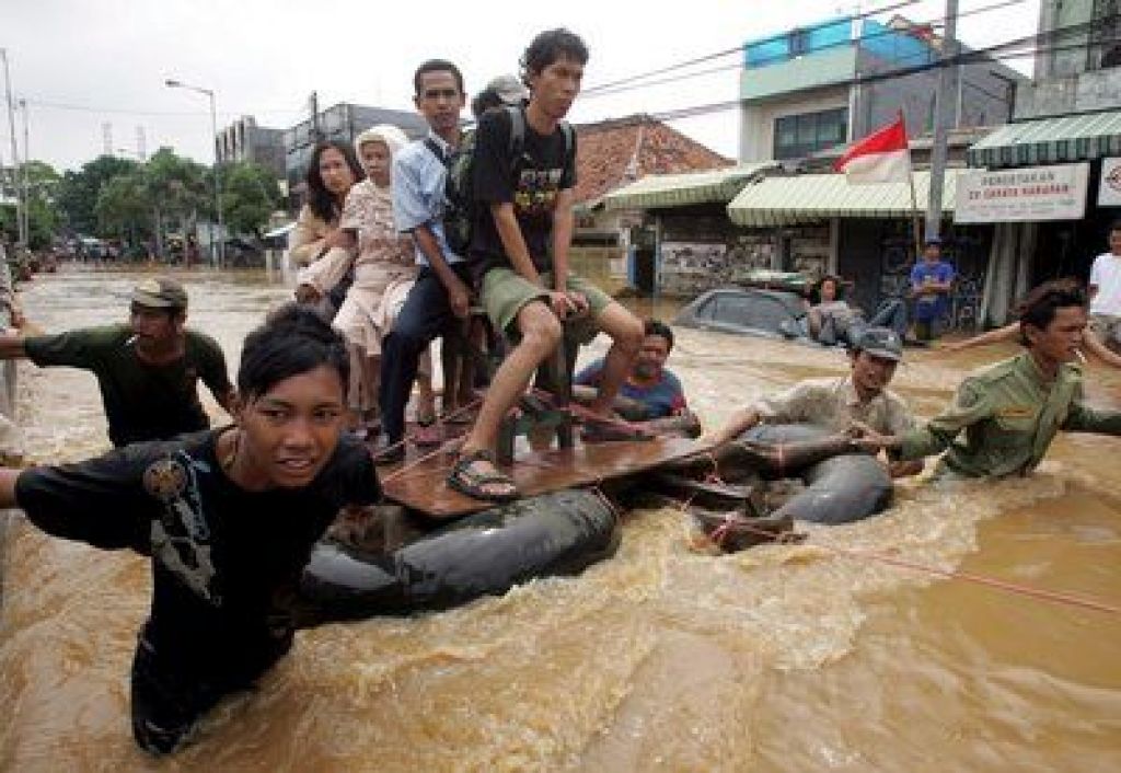 V poplavljeni Džakarti še dežuje