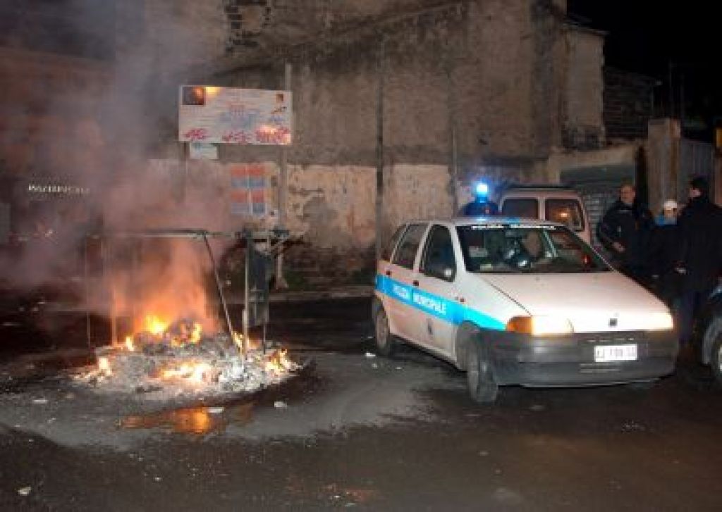 V navijaških izgredih na Siciliji umrl policist