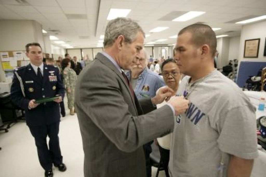 Bush se je opravičil ranjenim vojakom