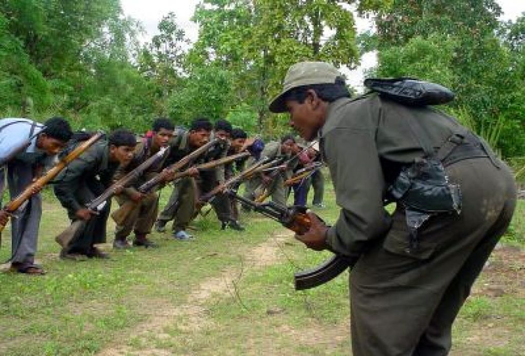 Uporniki v Indiji  ubili najmanj 40 policistov