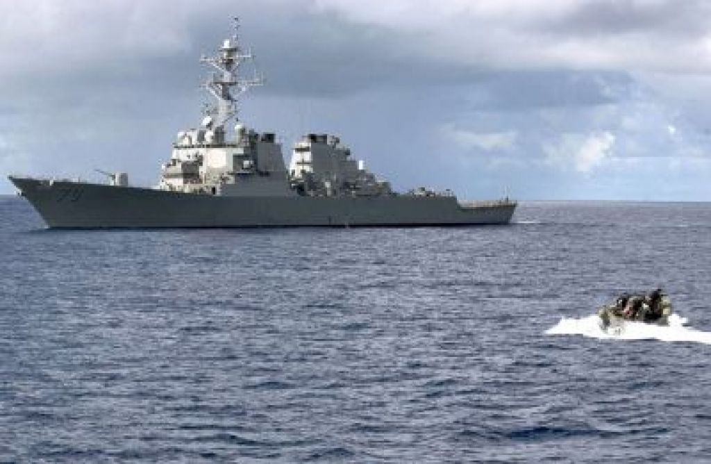 Ameri&scaron;ka letalonosilka nemoteno zaplula skozi Hormu&scaron;ko ožino