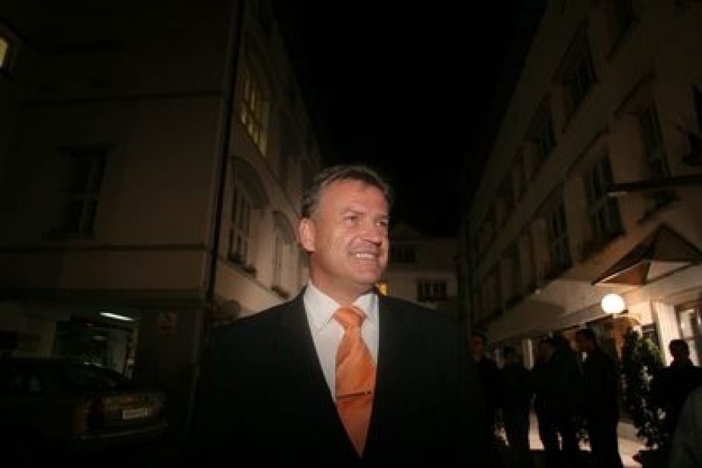 Ruparju eno leto pogojno