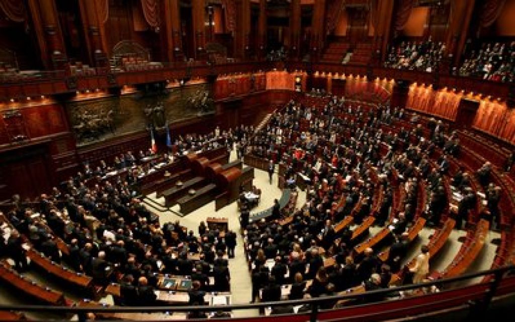 Berlusconijeva vlada za skrajšanje sodnih procesov